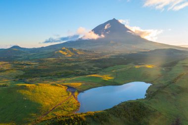Pico Dağı, Lagoa do Capitao, Azores, Portekiz 'in arkasında..