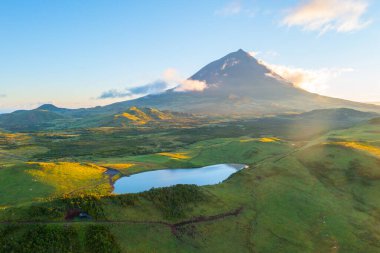 Pico Dağı, Lagoa do Capitao, Azores, Portekiz 'in arkasında..