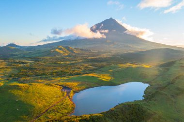 Pico Dağı, Lagoa do Capitao, Azores, Portekiz 'in arkasında..