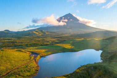 Pico Dağı, Lagoa do Capitao, Azores, Portekiz 'in arkasında..