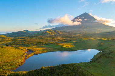 Pico Dağı, Lagoa do Capitao, Azores, Portekiz 'in arkasında..