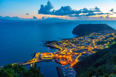 Portekiz 'in Sao Jorge adasındaki Velas kasabasının gün batımı manzarası.