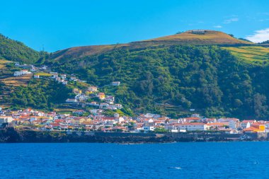 Portekiz, Azores 'teki Sao Jorge Adası' ndaki velas limanı..