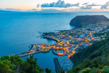 Portekiz 'in Sao Jorge adasındaki Velas kasabasının gün batımı manzarası.