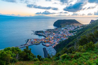Portekiz 'in Sao Jorge adasındaki Velas kasabasının gün batımı manzarası.