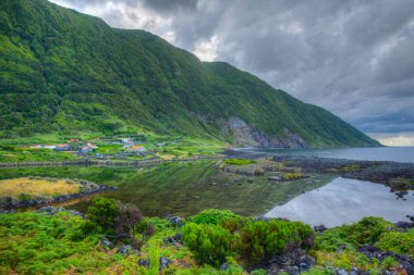 Portekiz, Azores 'deki Sao Jorge adasında Faja dos Cubres bataklığı.