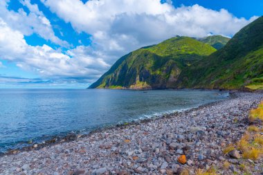 Portekiz, Azores 'deki Sao Jorge adasındaki çakıl taşı plajı..