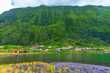 Portekiz, Azores 'teki Sao Jorge adasındaki Faja da Caldeira Santo Cristo köyü..