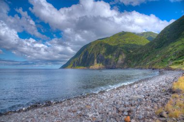 Portekiz, Azores 'deki Sao Jorge adasındaki çakıl taşı plajı..