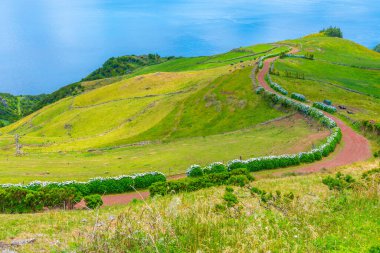 Portekiz 'deki Sao Jorge adasında kıyı yürüyüşü.