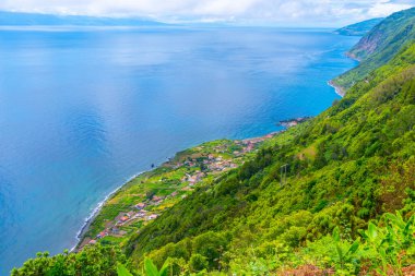 Miradouro de Faja de Sao Joao Portekiz 'deki Sao Jorge adasında..