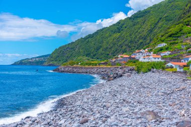 Portekiz, Azores 'deki Sao Jorge adasındaki çakıl taşı plajı..