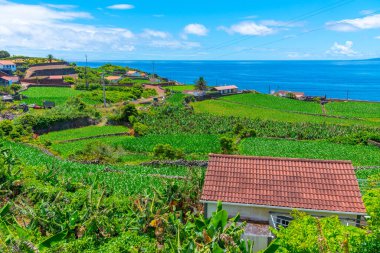 Portekiz 'deki Sao Jorge adasındaki Portal köyü..