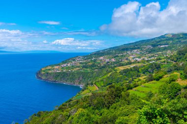 Ribeira Seca köyü ve Portekiz 'deki Sao Jorge adasının kıyı şeridi.