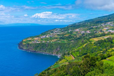 Ribeira Seca köyü ve Portekiz 'deki Sao Jorge adasının kıyı şeridi.