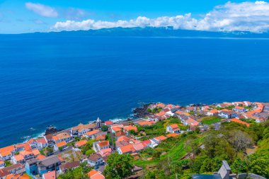 Portekiz 'deki Sao Jorge adasındaki Calheta kasabasının havadan görünüşü.