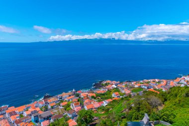 Portekiz 'deki Sao Jorge adasındaki Calheta kasabasının havadan görünüşü.