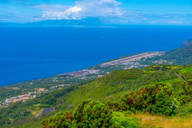 Portekiz, Azores 'deki Sao Jorge adasındaki havalimanı manzarası.