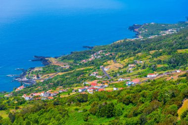 Portekiz 'deki Sao Jorge adasının kıyı şeridi.