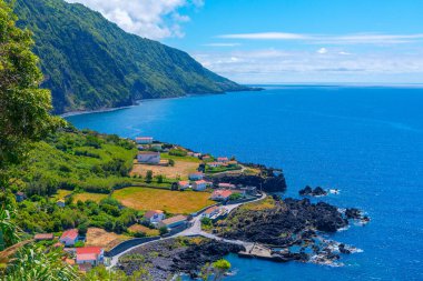 Portekiz 'deki Sao Jorge adasının kıyı şeridi.