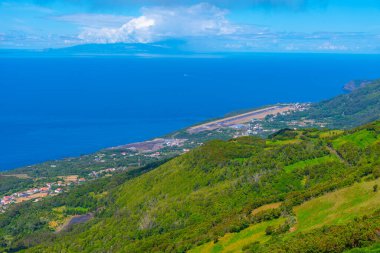 Portekiz, Azores 'deki Sao Jorge adasındaki havalimanı manzarası.