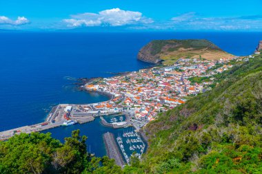 Portekiz 'deki Sao Jorge adasındaki Velas kasabasının hava manzarası.