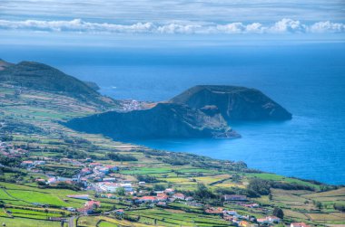 Morro Grande, Sao Jorge, Azores, Portekiz 'deki Velas kasabasının arkasında görüldü..