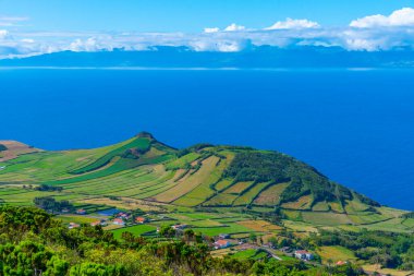 Portekiz, Azores 'deki Sao Jorge adasının kırsal arazisi..