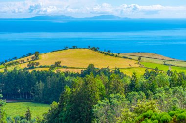 Portekiz, Azores 'deki Sao Jorge adasının kırsal arazisi..