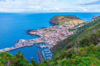 Portekiz 'deki Sao Jorge adasındaki Velas kasabasının hava manzarası.