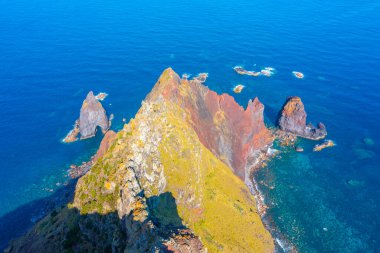 Portekiz 'deki Sao Jorge adasında Rosais deniz fenerinin altında kayalık çıkıntısı.