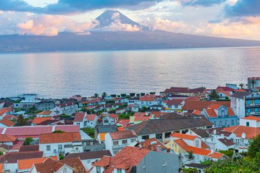 Velas kasabasının arkasındaki Pico Adası Sao Jorge, Azores, Portekiz.