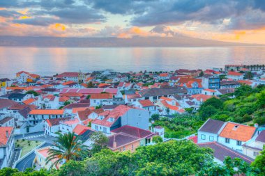 Velas kasabasının arkasındaki Pico Adası Sao Jorge, Azores, Portekiz.