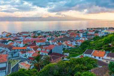 Velas kasabasının arkasındaki Pico Adası Sao Jorge, Azores, Portekiz.
