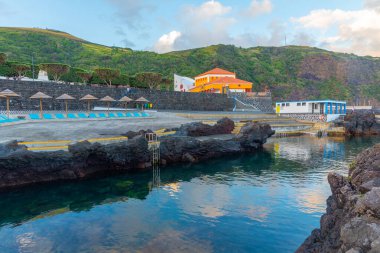 Portekiz, Azores 'deki Sao Jorge adasındaki Velas kasabasında doğal havuz..