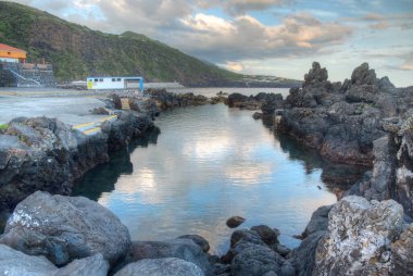 Portekiz, Azores 'deki Sao Jorge adasındaki Velas kasabasında doğal havuz..