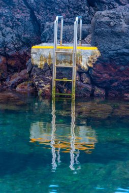 Portekiz, Azores 'deki Sao Jorge adasındaki Velas kasabasında doğal havuz..