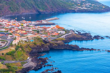 Portekiz 'deki Sao Jorge adasındaki Velas kasabasının hava manzarası.