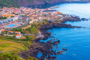 Portekiz 'deki Sao Jorge adasındaki Velas kasabasının hava manzarası.