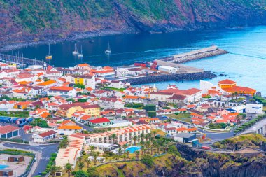 Portekiz 'deki Sao Jorge adasındaki Velas kasabasının hava manzarası.