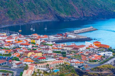 Portekiz 'deki Sao Jorge adasındaki Velas kasabasının hava manzarası.