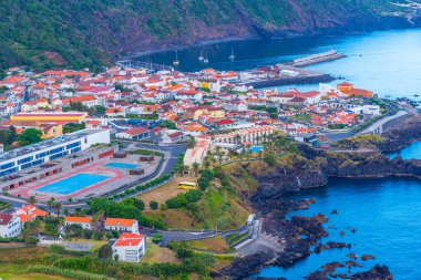 Portekiz 'deki Sao Jorge adasındaki Velas kasabasının hava manzarası.