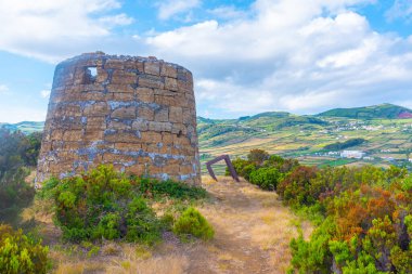 Vleas kasabası yakınlarındaki Morro Grande Caldera 'da eski gözcü kulesi, Sao Jorge, Portekiz.