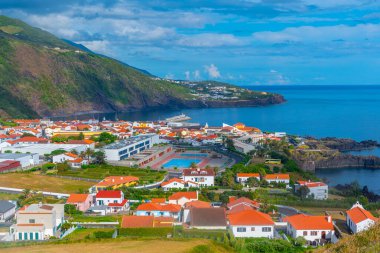 Portekiz 'deki Sao Jorge adasındaki Velas kasabasının hava manzarası.