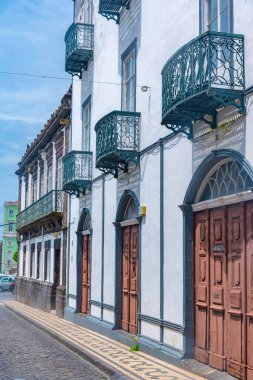 Portekiz 'in Ponta Delgada kasabasında renkli cepheler.