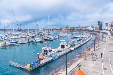 Portekiz 'deki Sao Jorge adasının kıyı şeridi.