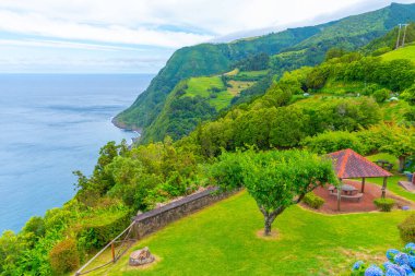 Miradouro da Ponta do Sossego 'daki Bahçe Sao Miguel Adası, Portekiz.