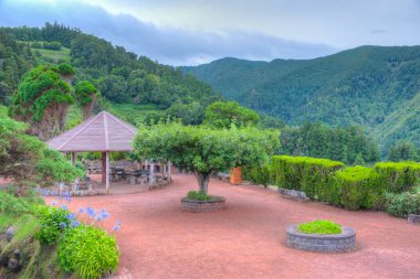 Miradouro da Ponta do Sossego 'daki Bahçe Sao Miguel Adası, Portekiz.