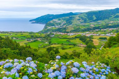 Portekiz Sao Miguel adasında Miradouro do Por-do-Sol.
