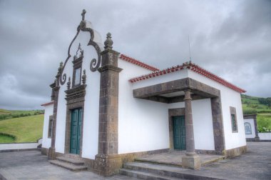Azores Portekiz 'deki Sao Miguel Adası' ndaki Vila Franca do Campo kasabasındaki barış kadınımızın inzivası..